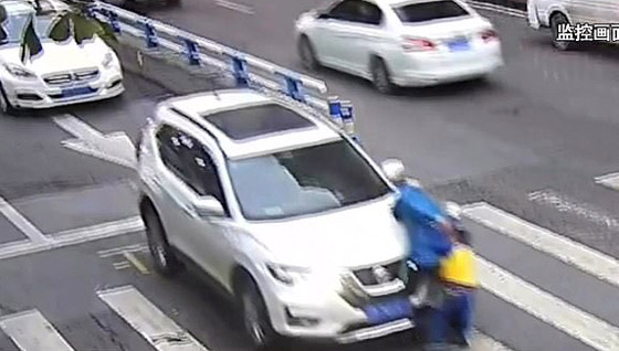 فيديو مؤثر.. شاهدوا ردة فعل طفل دُهست والدته أمامه! صورة رقم 2 فيديو مؤثر.. شاهدوا ردة فعل طفل دُهست والدته أمامه! صورة رقم 2