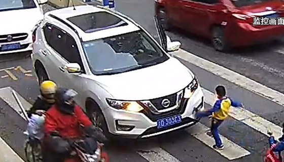 فيديو مؤثر.. شاهدوا ردة فعل طفل دُهست والدته أمامه! صورة رقم 4 فيديو مؤثر.. شاهدوا ردة فعل طفل دُهست والدته أمامه! صورة رقم 4