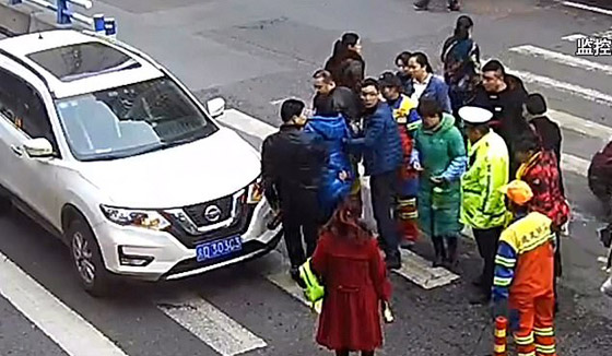 فيديو مؤثر.. شاهدوا ردة فعل طفل دُهست والدته أمامه! صورة رقم 5 فيديو مؤثر.. شاهدوا ردة فعل طفل دُهست والدته أمامه! صورة رقم 5