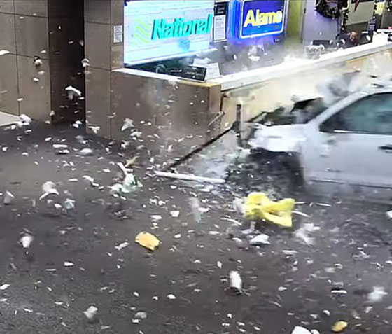 بالفيديو.. شاحنة مجنونة تقتحم مطارا حتى صالة استلام الحقائب صورة رقم 2 بالفيديو.. شاحنة مجنونة تقتحم مطارا حتى صالة استلام الحقائب صورة رقم 2