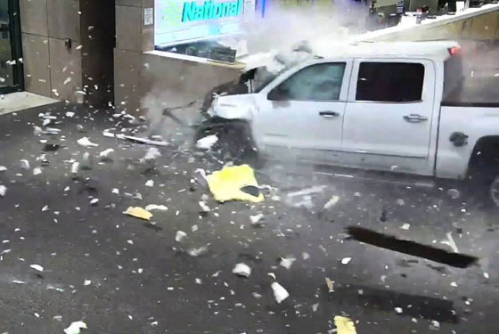 بالفيديو.. شاحنة مجنونة تقتحم مطارا حتى صالة استلام الحقائب صورة رقم 3 بالفيديو.. شاحنة مجنونة تقتحم مطارا حتى صالة استلام الحقائب صورة رقم 3