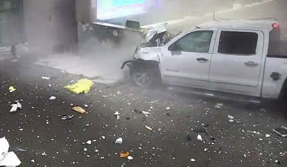 بالفيديو.. شاحنة مجنونة تقتحم مطارا حتى صالة استلام الحقائب صورة رقم 4 بالفيديو.. شاحنة مجنونة تقتحم مطارا حتى صالة استلام الحقائب صورة رقم 4