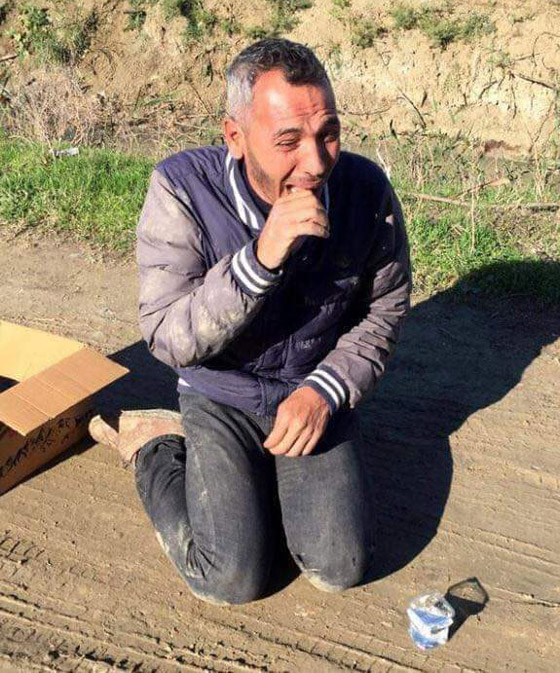 صور تفيض ألما.. لاجئ سوري عائد من دفن طفله فيفجع بمقتل ابنته بقنبلة! صورة رقم 3 صور تفيض ألما.. لاجئ سوري عائد من دفن طفله فيفجع بمقتل ابنته بقنبلة! صورة رقم 3