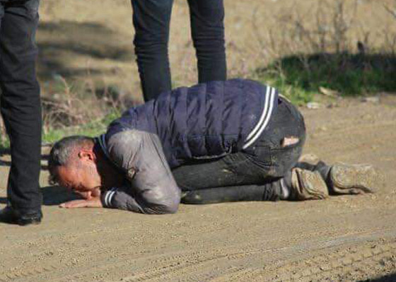صور تفيض ألما.. لاجئ سوري عائد من دفن طفله فيفجع بمقتل ابنته بقنبلة! صورة رقم 4 صور تفيض ألما.. لاجئ سوري عائد من دفن طفله فيفجع بمقتل ابنته بقنبلة! صورة رقم 4