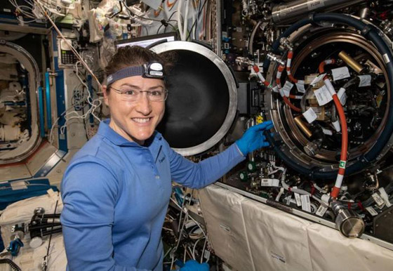 قضت أطول وقت في الفضاء الخارجي.. رائدة فضاء تدخل التاريخ! صورة رقم 3