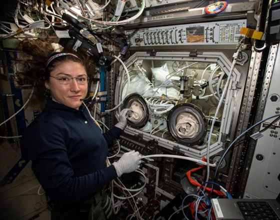 قضت أطول وقت في الفضاء الخارجي.. رائدة فضاء تدخل التاريخ! صورة رقم 11