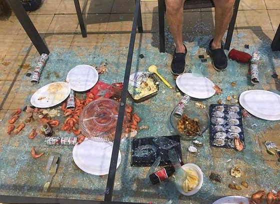 تكسير وحرق وتخريب... كوارث عيد الميلاد في لقطات مضحكة صورة رقم 3