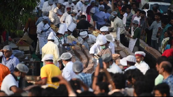 الخبازون الهنود يصنعون أطول كعكة فانيلا في العالم صورة رقم 7