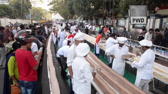 الخبازون الهنود يصنعون أطول كعكة فانيلا في العالم صورة رقم 6