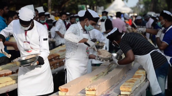 الخبازون الهنود يصنعون أطول كعكة فانيلا في العالم صورة رقم 5