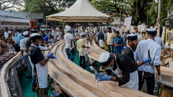 الخبازون الهنود يصنعون أطول كعكة فانيلا في العالم صورة رقم 2