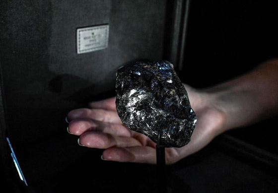 ألماسة بحجم كرة التنس تخطف الأنظار في أحد المتاجر في باريس! صورة رقم 2