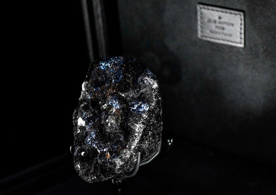 ألماسة بحجم كرة التنس تخطف الأنظار في أحد المتاجر في باريس! صورة رقم 3