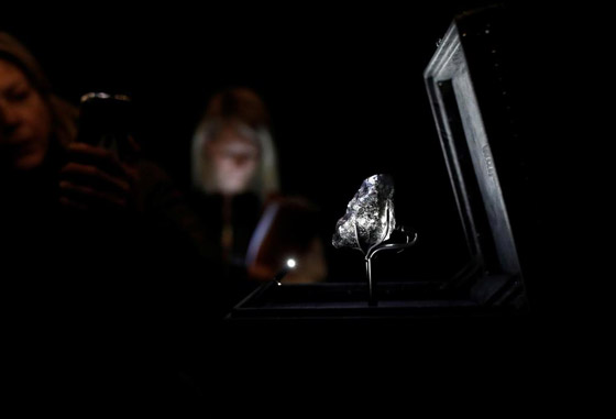 ألماسة بحجم كرة التنس تخطف الأنظار في أحد المتاجر في باريس! صورة رقم 4