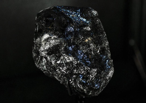 ألماسة بحجم كرة التنس تخطف الأنظار في أحد المتاجر في باريس! صورة رقم 5