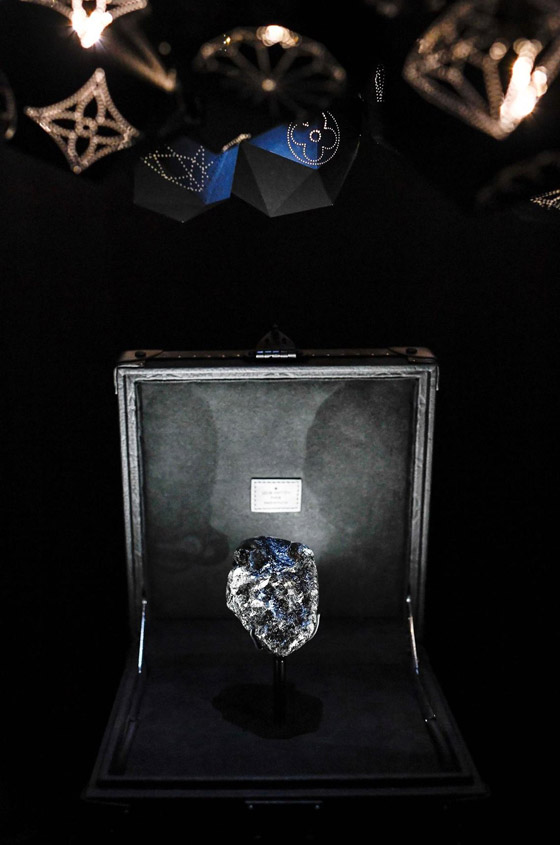 ألماسة بحجم كرة التنس تخطف الأنظار في أحد المتاجر في باريس! صورة رقم 6