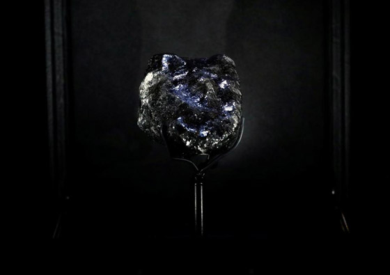 ألماسة بحجم كرة التنس تخطف الأنظار في أحد المتاجر في باريس! صورة رقم 7