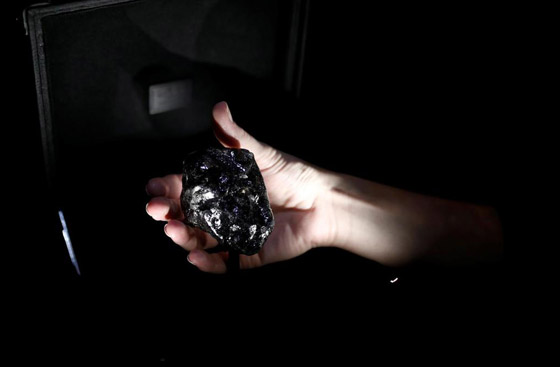 ألماسة بحجم كرة التنس تخطف الأنظار في أحد المتاجر في باريس! صورة رقم 8