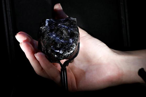 ألماسة بحجم كرة التنس تخطف الأنظار في أحد المتاجر في باريس! صورة رقم 9