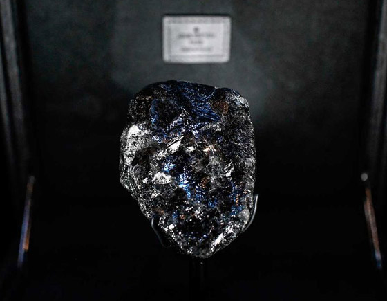 ألماسة بحجم كرة التنس تخطف الأنظار في أحد المتاجر في باريس! صورة رقم 10