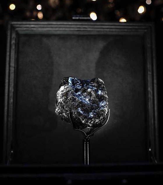 ألماسة بحجم كرة التنس تخطف الأنظار في أحد المتاجر في باريس! صورة رقم 11