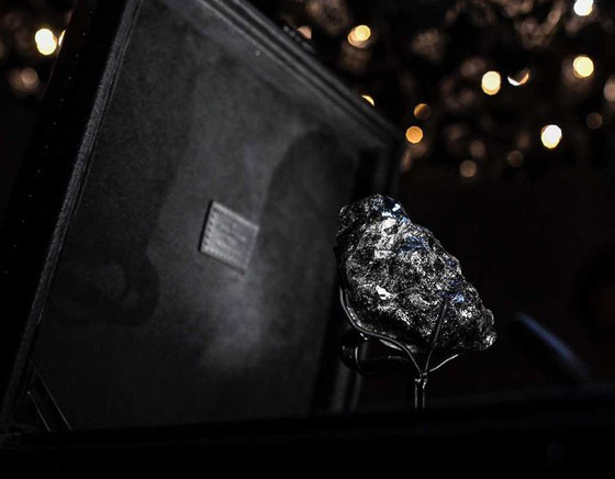 ألماسة بحجم كرة التنس تخطف الأنظار في أحد المتاجر في باريس! صورة رقم 12