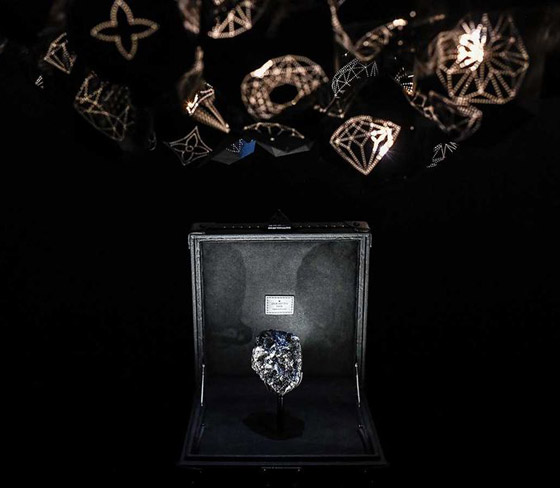 ألماسة بحجم كرة التنس تخطف الأنظار في أحد المتاجر في باريس! صورة رقم 13