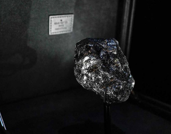 ألماسة بحجم كرة التنس تخطف الأنظار في أحد المتاجر في باريس! صورة رقم 14