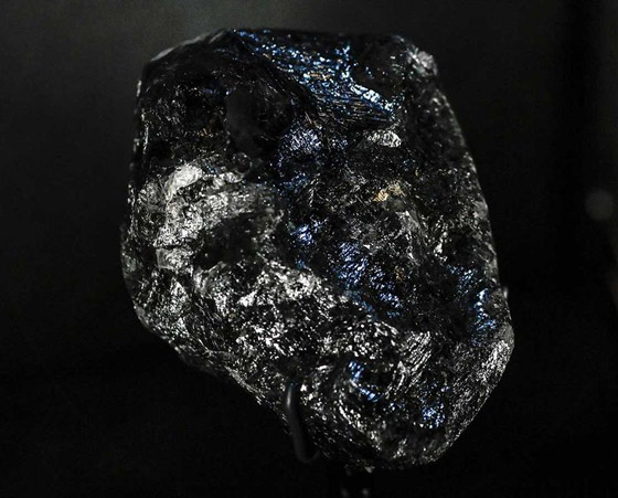 ألماسة بحجم كرة التنس تخطف الأنظار في أحد المتاجر في باريس! صورة رقم 15