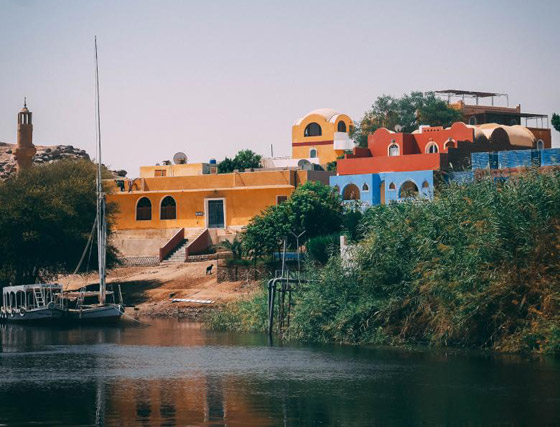 بيوت النوبة بقرية غرب سهيل بمصر.. منازل ملونة بكل ألوان قوس القزح صورة رقم 2