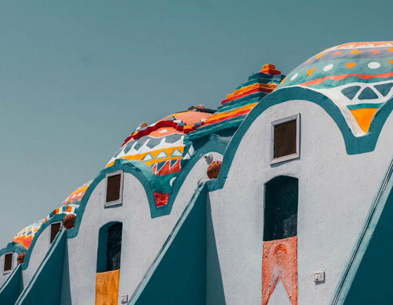 بيوت النوبة بقرية غرب سهيل بمصر.. منازل ملونة بكل ألوان قوس القزح صورة رقم 4