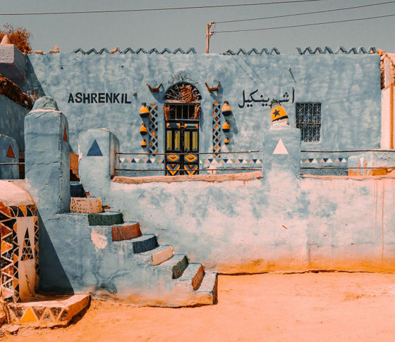 بيوت النوبة بقرية غرب سهيل بمصر.. منازل ملونة بكل ألوان قوس القزح صورة رقم 5