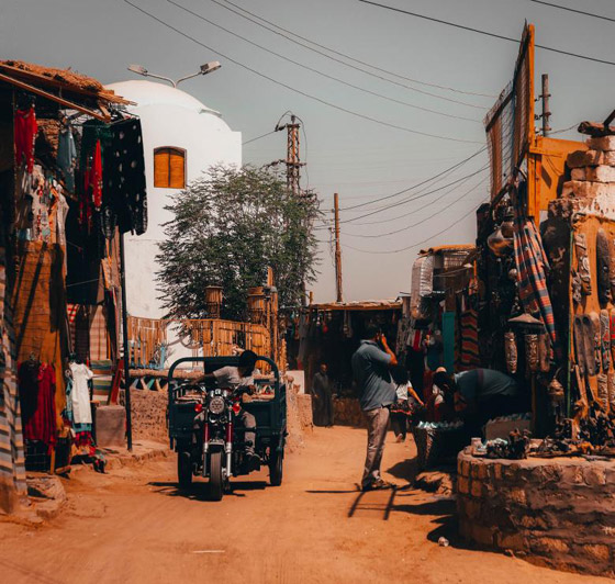 بيوت النوبة بقرية غرب سهيل بمصر.. منازل ملونة بكل ألوان قوس القزح صورة رقم 8