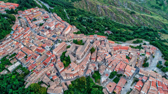 بعد عروض بيع منازل خالية مقابل يورو واحد.. بلدة إيطالية تقدم عرضا مختلفا صورة رقم 14