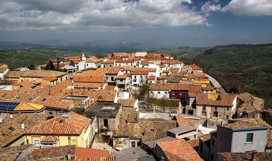 بعد عروض بيع منازل خالية مقابل يورو واحد.. بلدة إيطالية تقدم عرضا مختلفا صورة رقم 21