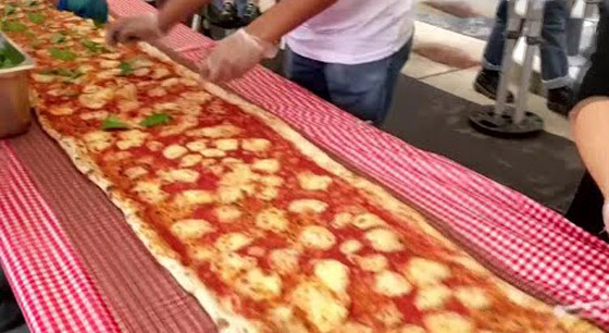 بيتزا ضخمة بطول 103 أمتار في حملة لمكافحة حرائق أستراليا! صورة رقم 2