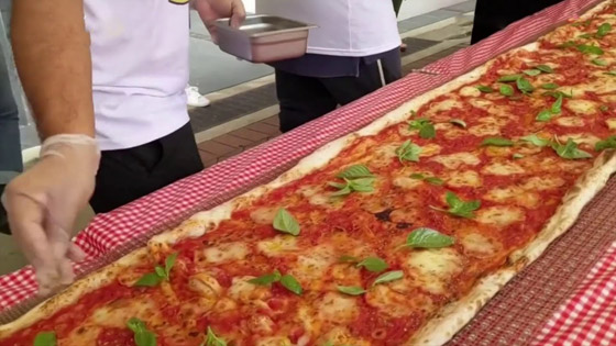 بيتزا ضخمة بطول 103 أمتار في حملة لمكافحة حرائق أستراليا! صورة رقم 9