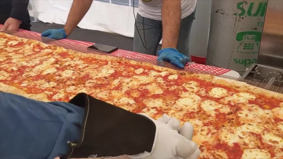 بيتزا ضخمة بطول 103 أمتار في حملة لمكافحة حرائق أستراليا! صورة رقم 10