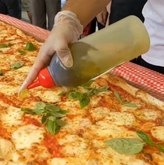 بيتزا ضخمة بطول 103 أمتار في حملة لمكافحة حرائق أستراليا! صورة رقم 11