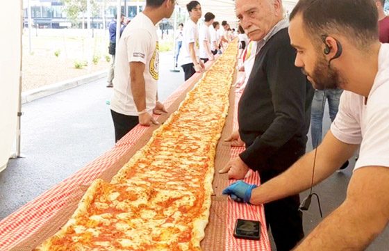 بيتزا ضخمة بطول 103 أمتار في حملة لمكافحة حرائق أستراليا! صورة رقم 12