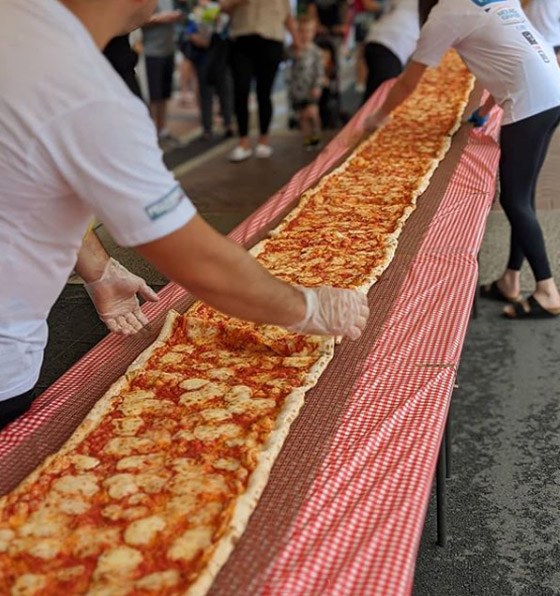 بيتزا ضخمة بطول 103 أمتار في حملة لمكافحة حرائق أستراليا! صورة رقم 16