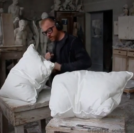 بالفيديو.. نحات يبتكر مخدة 