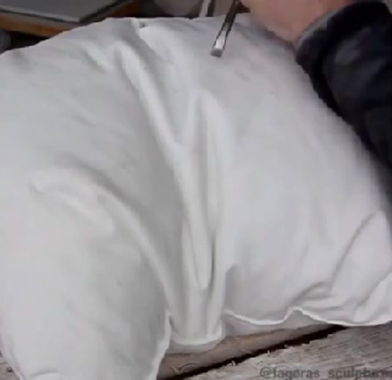 بالفيديو.. نحات يبتكر مخدة 