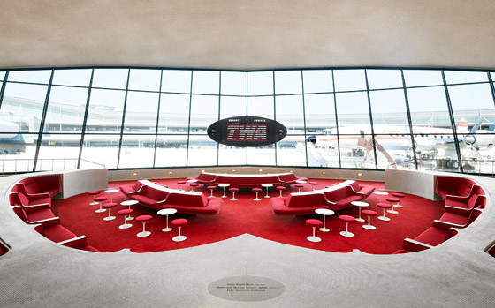 ستتمنى لو فاتتك الطائرة.. أفضل وأجمل فنادق المطارات في العالم صورة رقم 1