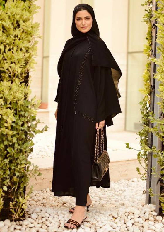 بالصور: أجمل العبايات السوداء موضة الموسم من الفاشينيستا المحجبات صورة رقم 5 بالصور: أجمل العبايات السوداء موضة الموسم من الفاشينيستا المحجبات صورة رقم 5