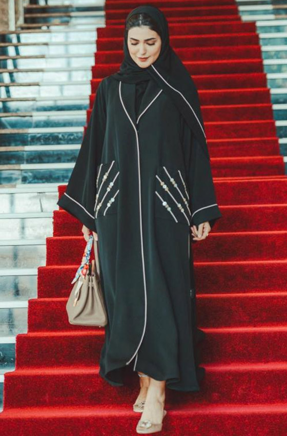 بالصور: أجمل العبايات السوداء موضة الموسم من الفاشينيستا المحجبات صورة رقم 7 بالصور: أجمل العبايات السوداء موضة الموسم من الفاشينيستا المحجبات صورة رقم 7