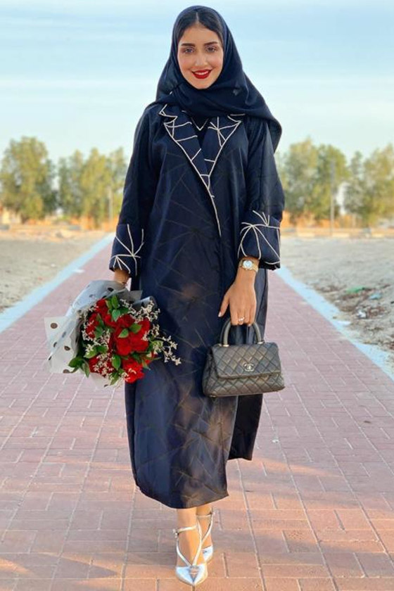 بالصور: أجمل العبايات السوداء موضة الموسم من الفاشينيستا المحجبات صورة رقم 9 بالصور: أجمل العبايات السوداء موضة الموسم من الفاشينيستا المحجبات صورة رقم 9