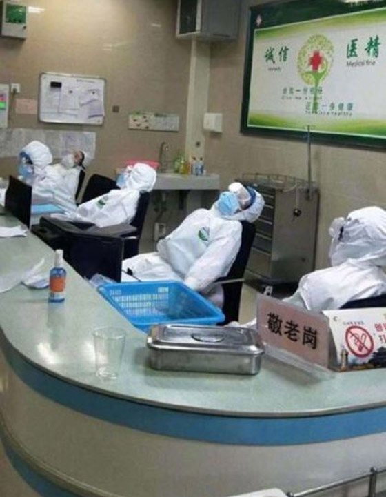 مشاهد مؤثرة لأطباء صينيين.. هيستيريا وانهيارات عصبية وأيام بلا نوم! صورة رقم 3