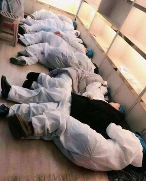مشاهد مؤثرة لأطباء صينيين.. هيستيريا وانهيارات عصبية وأيام بلا نوم! صورة رقم 9