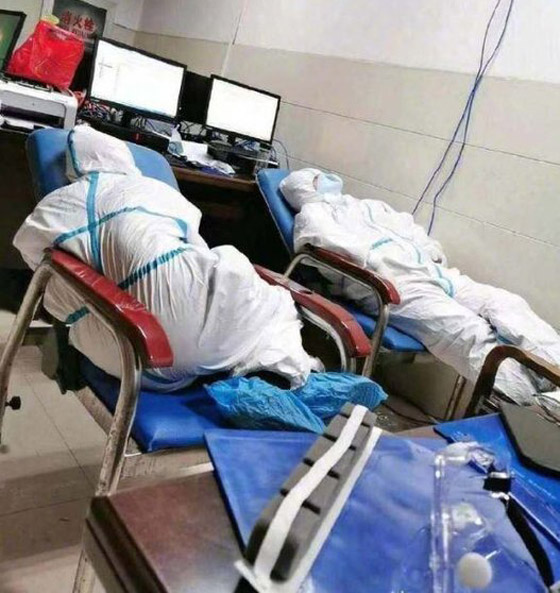 مشاهد مؤثرة لأطباء صينيين.. هيستيريا وانهيارات عصبية وأيام بلا نوم! صورة رقم 4